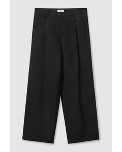 Pleated Wide-leg Trousers Black