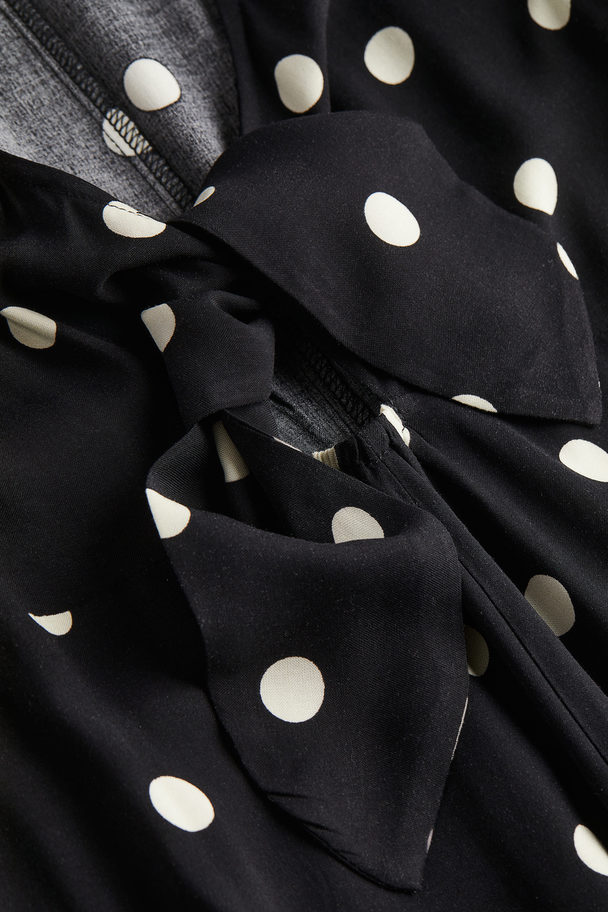 H&M MAMA Kleid mit Knotendetail Schwarz/Gepunktet