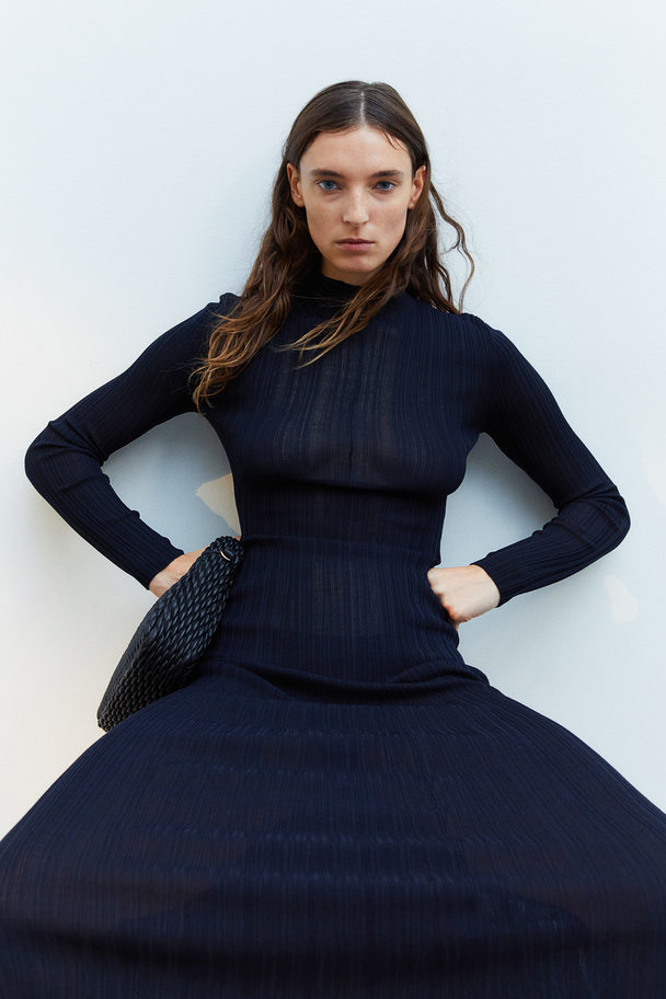 H&M Gestricktes Turtleneck-Kleid Marineblau