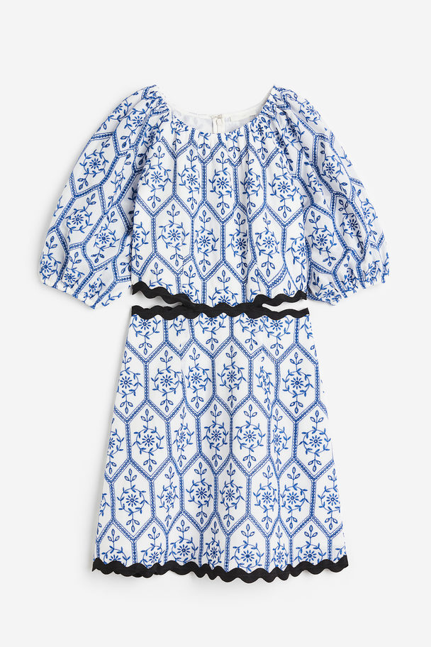 H&M Kleid in Broderie Anglaise mit Cut-out Weiß/Blau gemustert