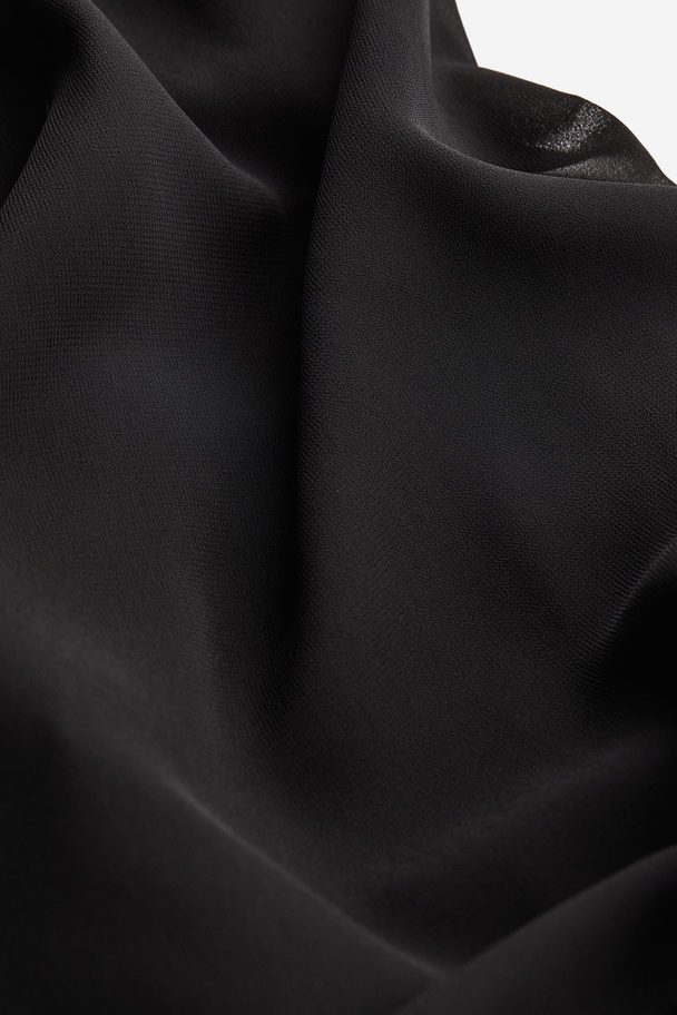 H&M Gesmoktes Kleid mit Puffärmeln Schwarz