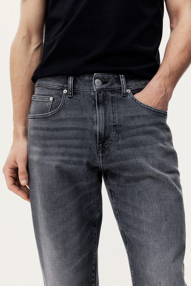 H&M Xfit® Straight Regular Jeans Grau