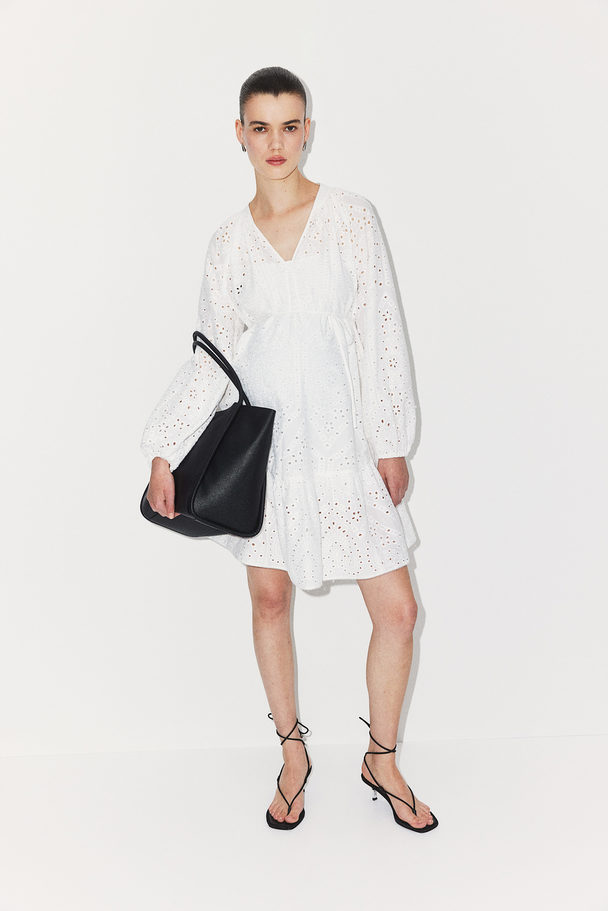 H&M MAMA Kleid mit Broderie Anglaise Weiß