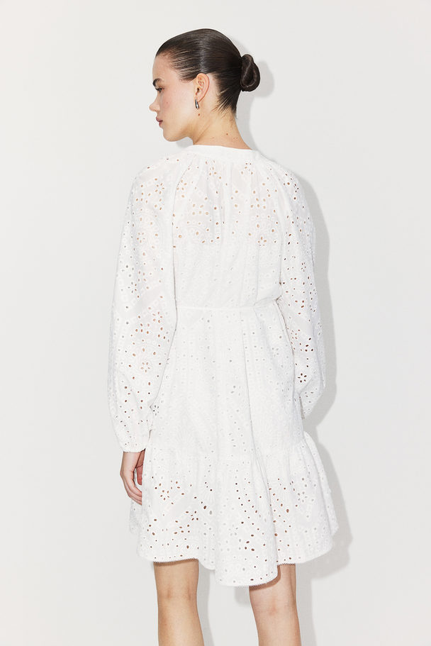H&M MAMA Kleid mit Broderie Anglaise Weiß