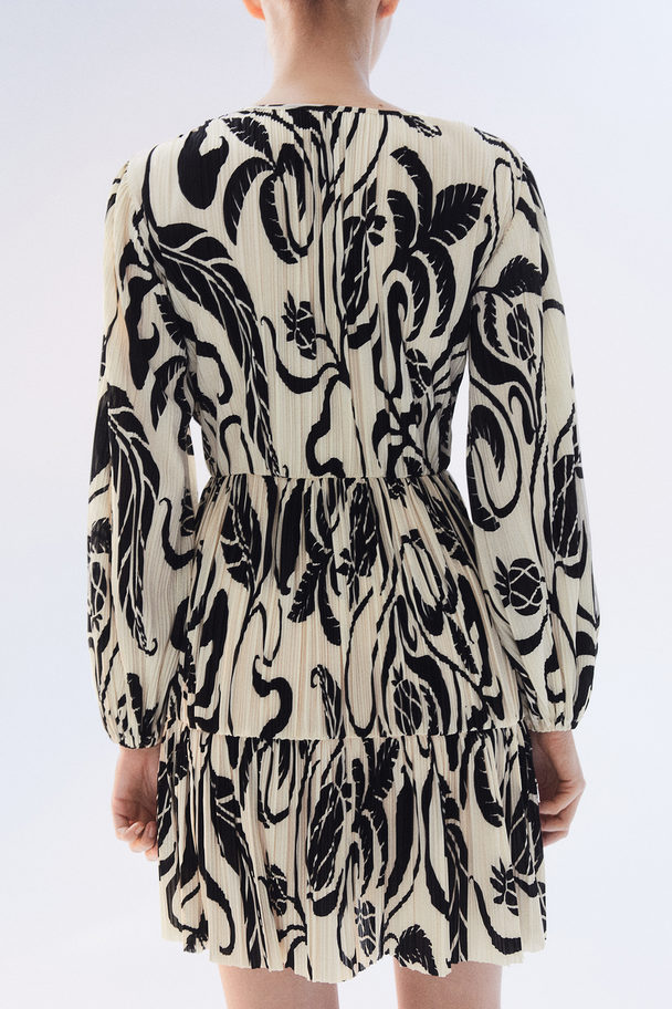 H&M Plissé Dress Cream/black Patterned