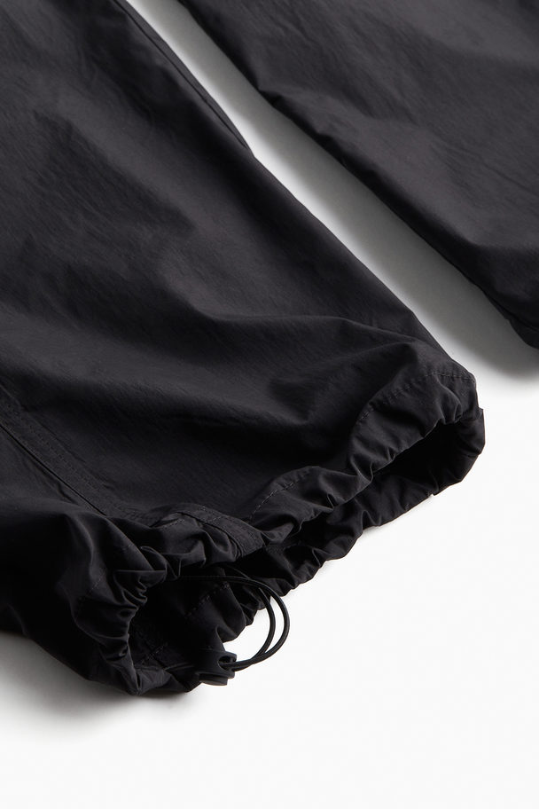 H&M DryMove™ Fallschirmhose im Cargostil Schwarz