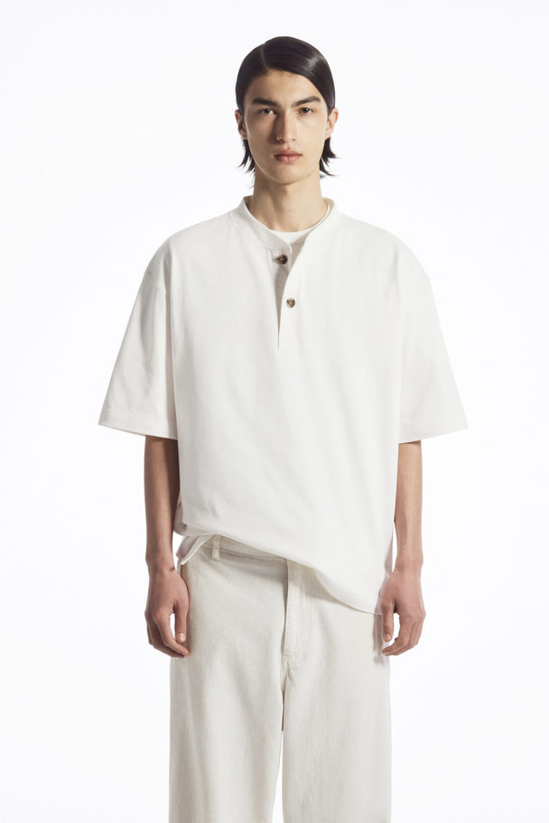 COS OVERSIZED-T-SHIRT MIT KURZER KNOPFLEISTE WEISS