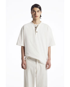 OVERSIZED-T-SHIRT MIT KURZER KNOPFLEISTE WEISS