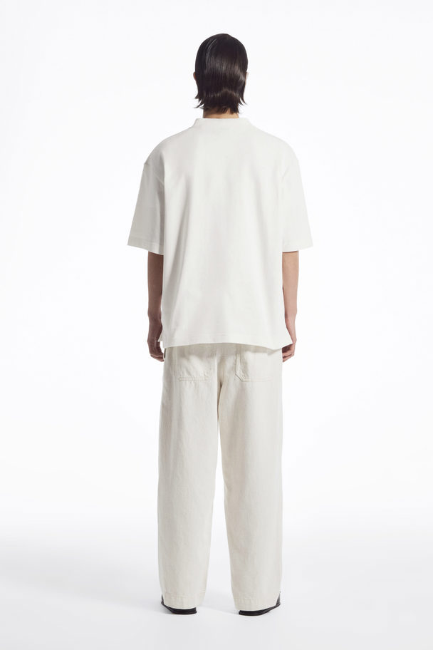 COS OVERSIZED-T-SHIRT MIT KURZER KNOPFLEISTE WEISS