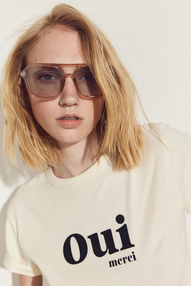 H&M Figurnahes Baumwoll-T-Shirt Cremefarben/Oui