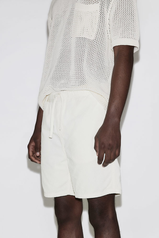 H&M Shorts aus Cord in Regular Fit Weiß