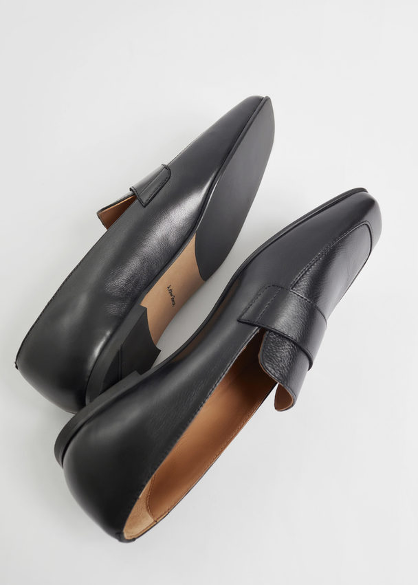 & Other Stories Klassische schmale Loafers aus Leder Schwarz