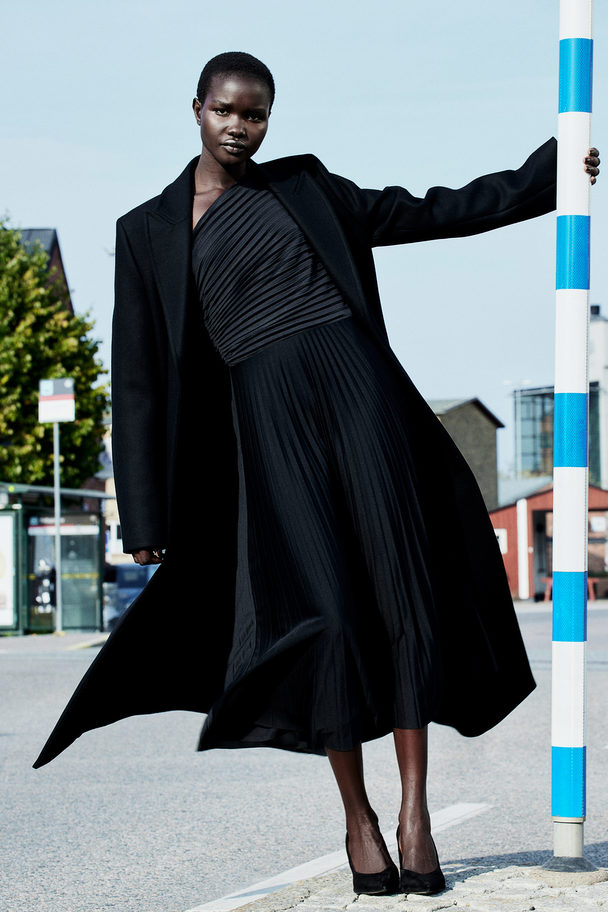 H&M Plissiertes One-Shoulder-Kleid Schwarz