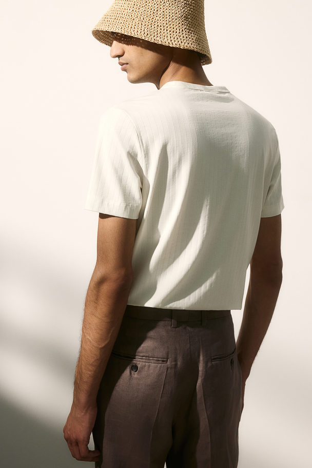 H&M Geripptes T-Shirt aus Lyocell-Mix in Slim Fit Cremefarben