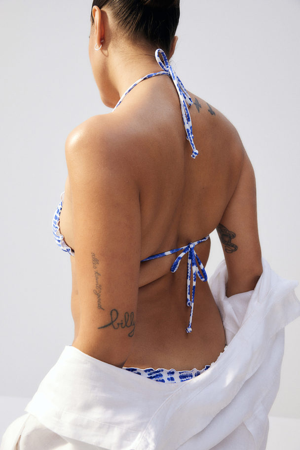 H&M Wattiertes Triangel-Bikinitop Weiß/Blau gemustert