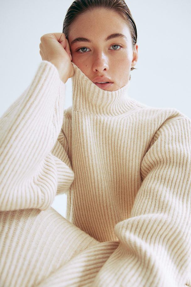 H&M Gerippter Pullover mit Turtleneck Hellbeige