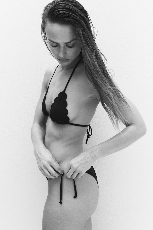 H&M Vattert Trekant-bikinitopp Sort