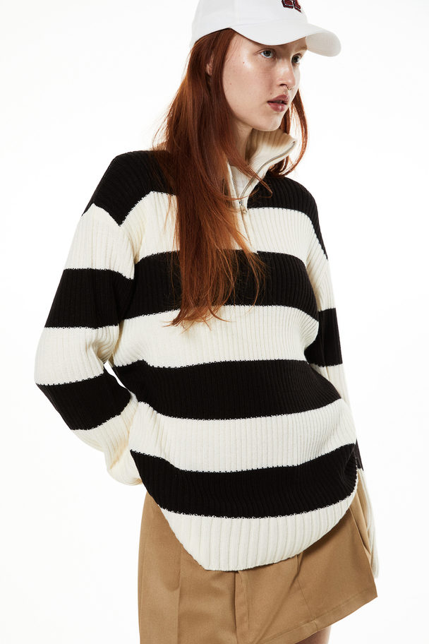 H&M Oversized Pullover mit kurzem Reißverschluss Schwarz/Gestreift