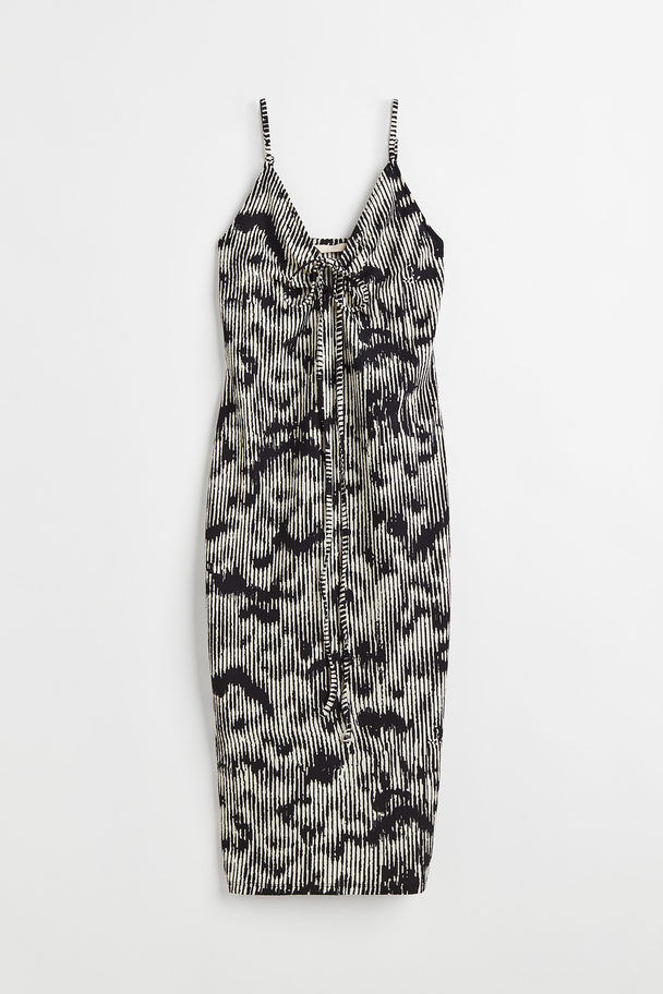 H&M Slip In-kjole I Krinklet Kvalitet Med Knytedetalj. Sort/mønstret