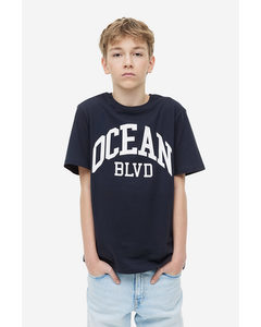T-shirt I Bomuld Med Tryk Mørkeblå/ocean Blvd