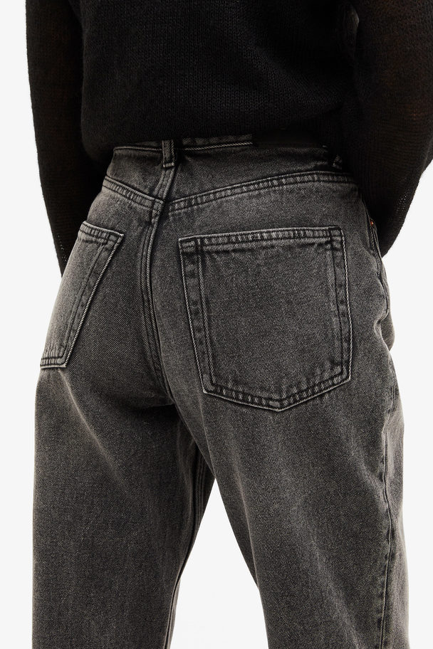 Monki Schmal zulaufende Jeans Taiki mit hohem Bund Verwaschenes Schwarz