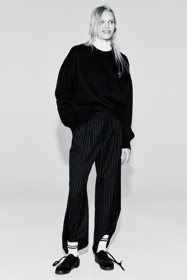 H&M Oversized Motif-detail Sweatshirt Black/la