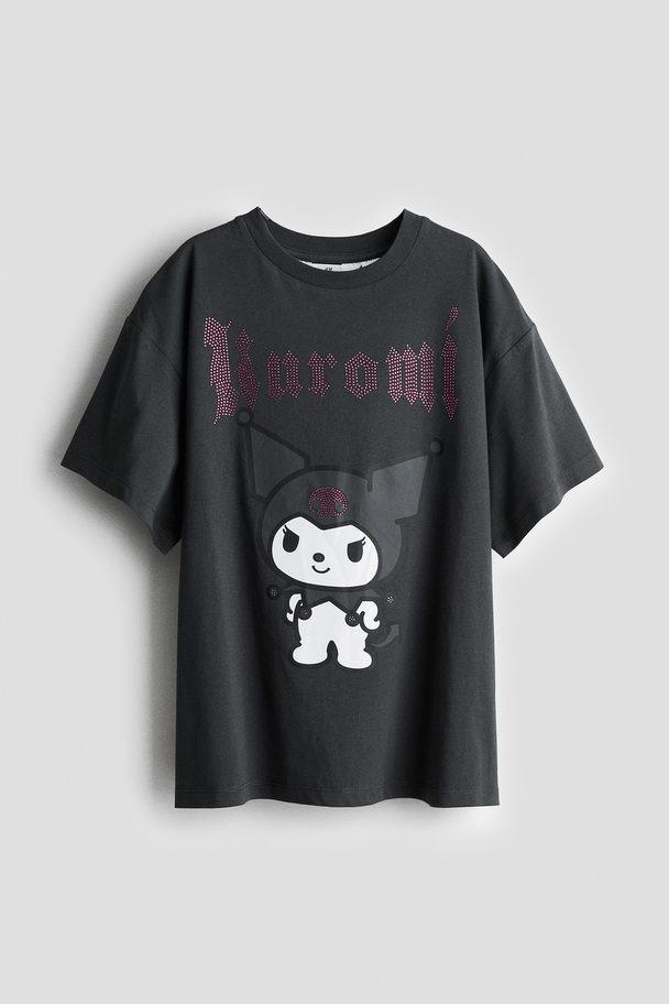 H&M Oversized T-Shirt mit Print Dunkelgrau/Kuromi