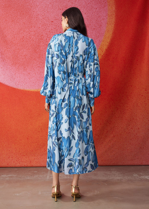 & Other Stories Midi-Wickelkleid mit Schluppenkragen Blaues Blumenmotiv