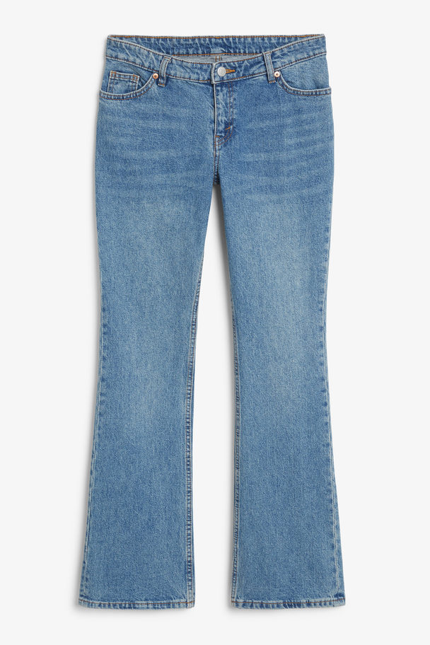 Monki Wakumi Lowwaist-Jeans in Mittelblau mit Bootcut Blau