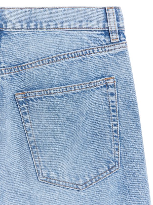 ARKET Shore Jeans Med Låg Midja Och Lös Passform Ljusblå