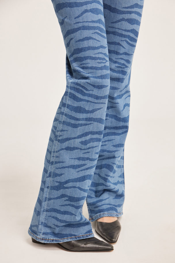 Monki Stretchy Low Flared Jeans Blue Tiger Print