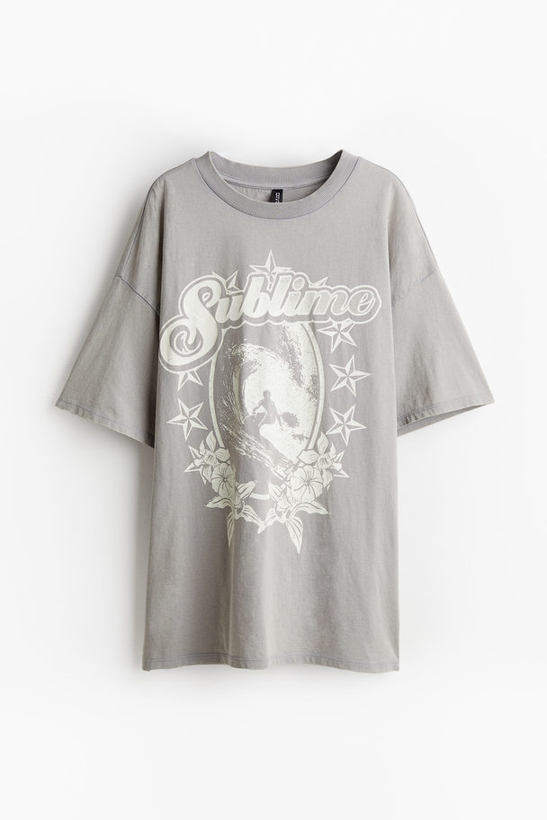 H&M Oversized T-Shirt mit Print Hellgrau/Sublime