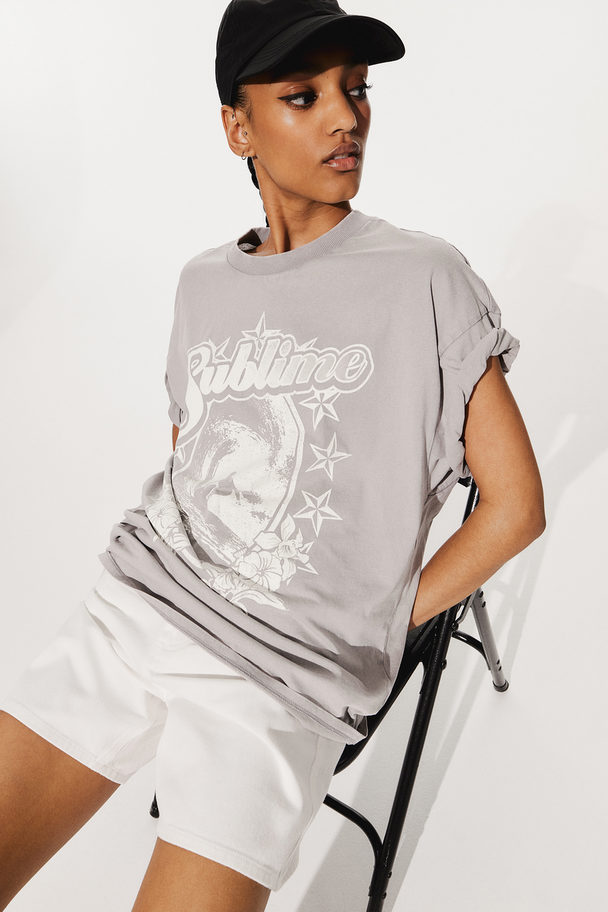 H&M Oversized T-Shirt mit Print Hellgrau/Sublime