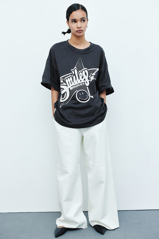 H&M Oversized T-Shirt mit Print Dunkelgrau/Smiley®