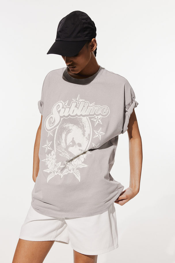 H&M Oversized T-Shirt mit Print Hellgrau/Sublime