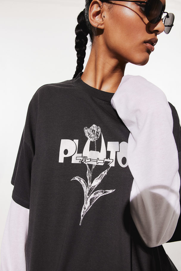 H&M Oversized T-Shirt mit Print Dunkelgrau/Pluto