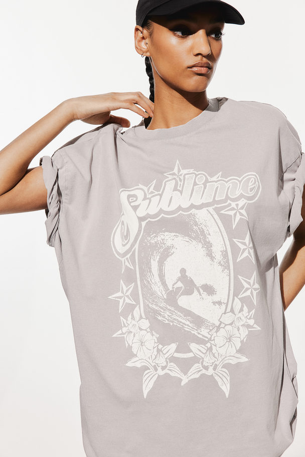 H&M Oversized T-Shirt mit Print Hellgrau/Sublime