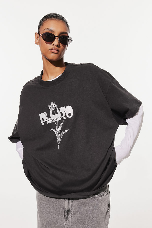 H&M Oversized T-Shirt mit Print Dunkelgrau/Pluto