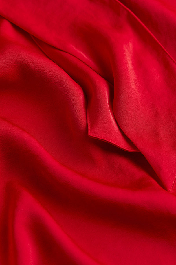 H&M MAMA Satinkleid mit Bindegürtel Rot