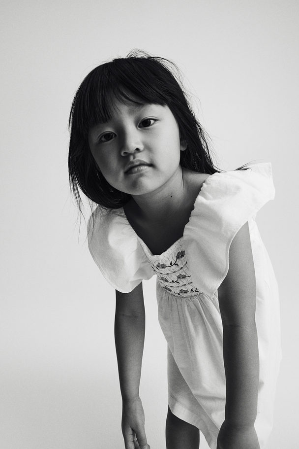 H&M Baumwollkleid mit Smokdetail Weiß/Blumen