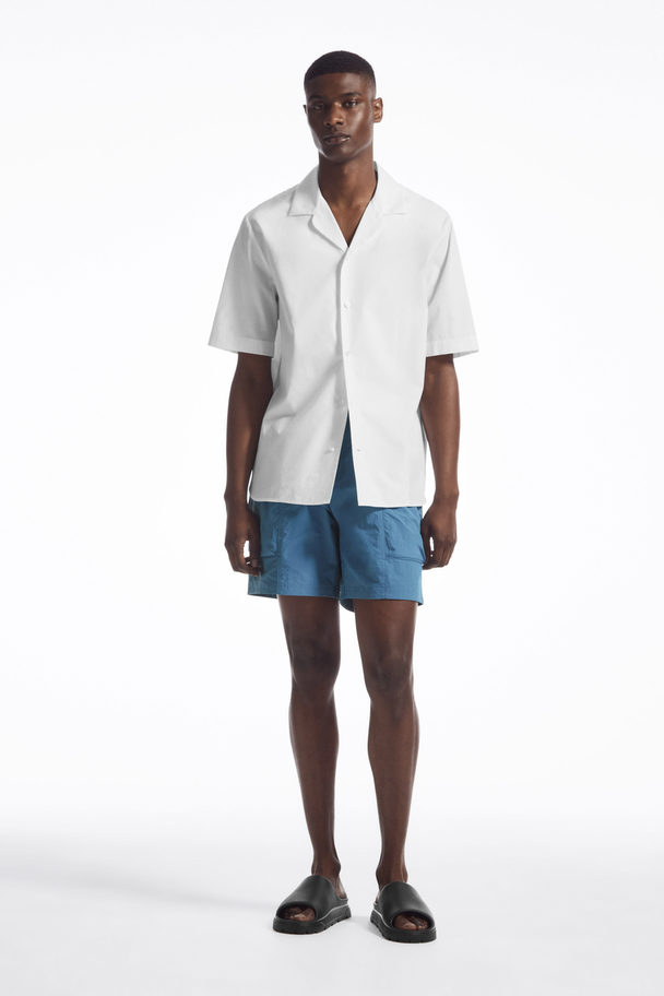 COS BADESHORTS IM UTILITY-STIL Blau