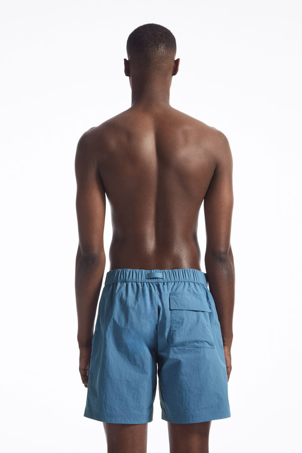 COS BADESHORTS IM UTILITY-STIL Blau