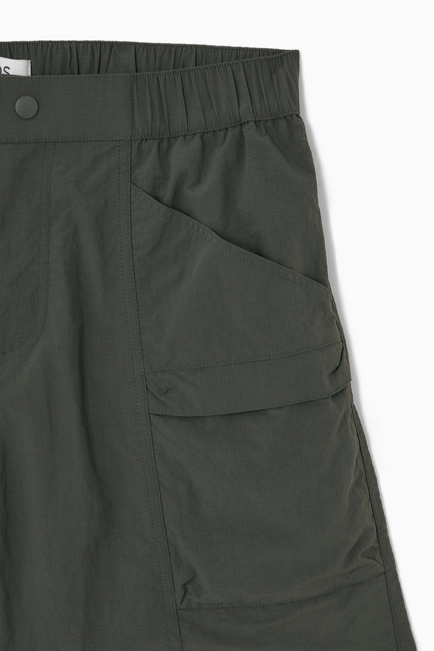 COS BADESHORTS IM UTILITY-STIL DUNKELGRÜN