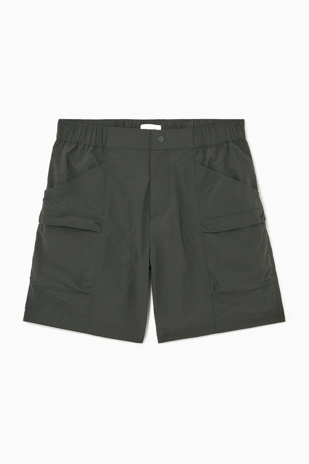 COS BADESHORTS IM UTILITY-STIL DUNKELGRÜN