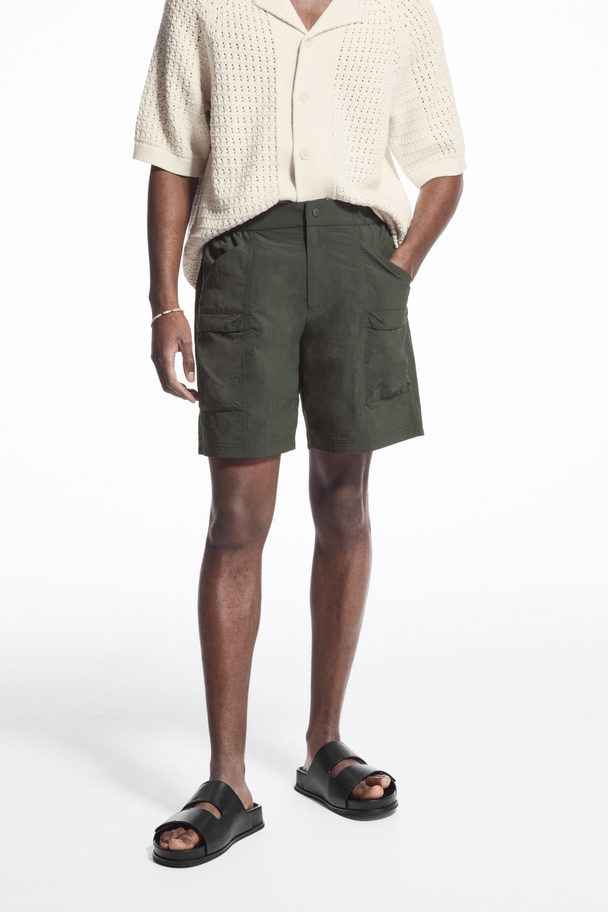 COS BADESHORTS IM UTILITY-STIL DUNKELGRÜN