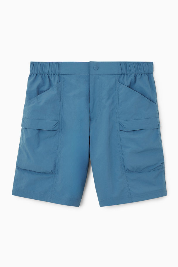 COS BADESHORTS IM UTILITY-STIL Blau