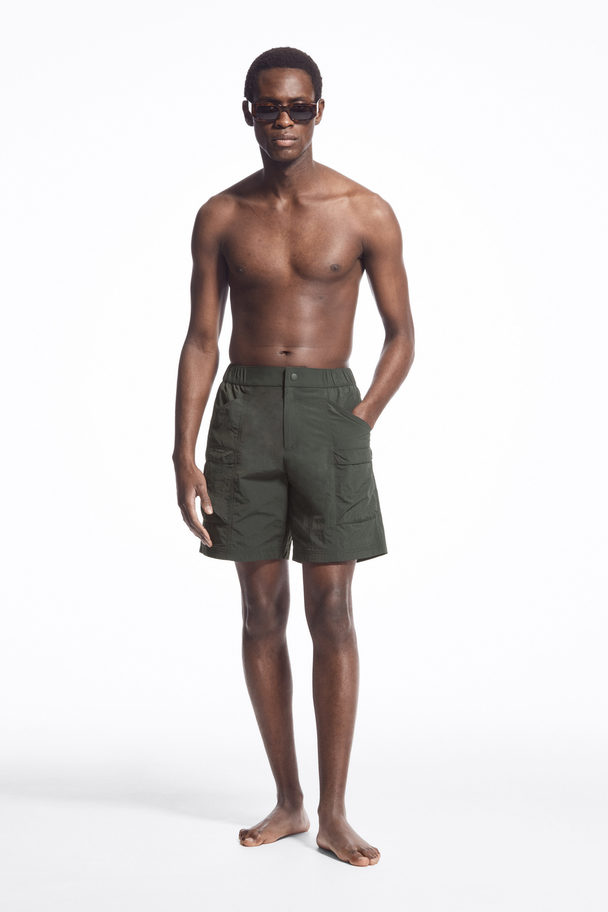 COS BADESHORTS IM UTILITY-STIL DUNKELGRÜN