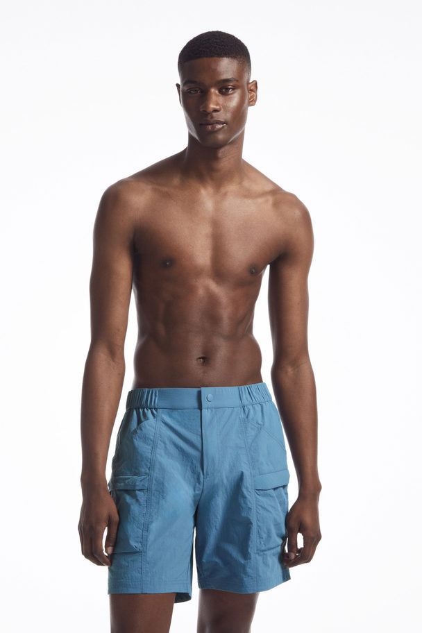 COS BADESHORTS IM UTILITY-STIL Blau