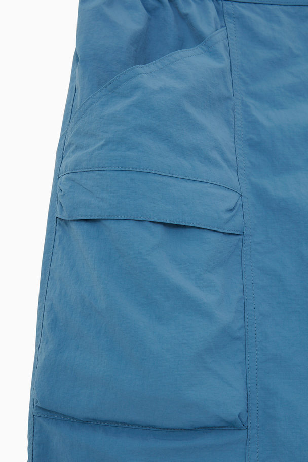 COS BADESHORTS IM UTILITY-STIL Blau