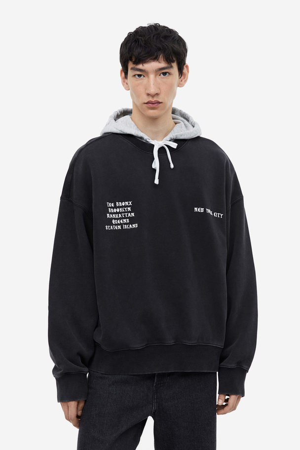H&M Bedrucktes Sweatshirt in Oversized Fit Schwarz/New York City